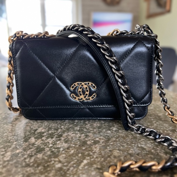 Chanel 19 WOC lambskin quilted authentic🖤 - Picture 1 of 14